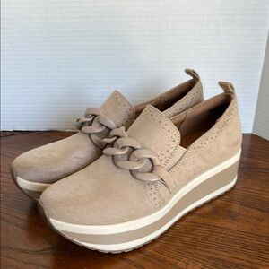 Mad Love faux suede Slip on platform loafer size 9
